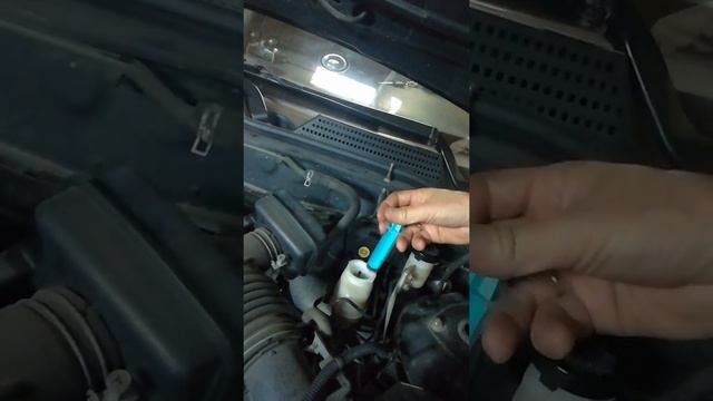 Замена тормозной жидкости в автомобиле Nissan Almera Classic смотреть онлайн