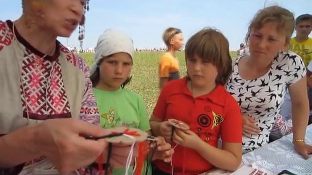 Плетение шнура на шаблоне "цветок". смотреть онлайн