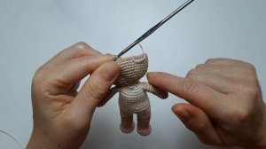 COMO FAZER MINI BONEQUINHA AMIGURUMI