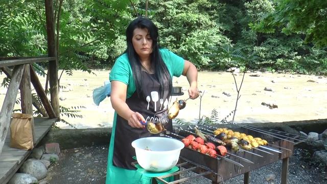 ШАШЛЫК ИЗ СВИНОЙ ШЕИ.Женщина у мангала