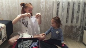 КСЮША СОБИРАЕТ ЧЕМОДАН НА МОРЕ