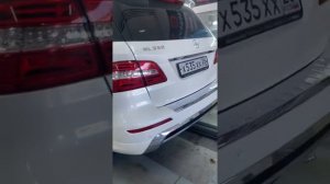 Мерседес ML166 замена тормозных дисков, разбор полетов по развалу со стороннего сервиса,замок двери