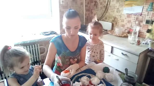Красим яйца ватой.