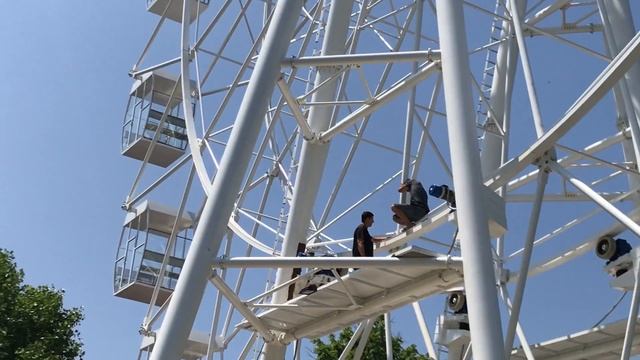 В парке Новороссийска проводят техническое обслуживание колеса обозрения смотреть онлайн
