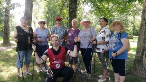 В Кохме тренировку по северной ходьбе в День физкультурника провёл инструктор Д.Алексинский 12.08.23