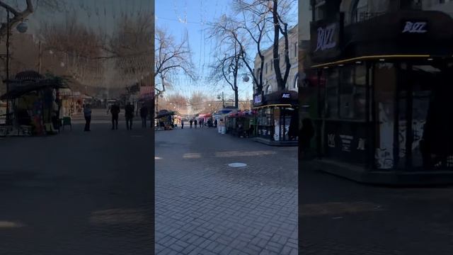 Ташкентский Бродвей в солнечный день зимой.
