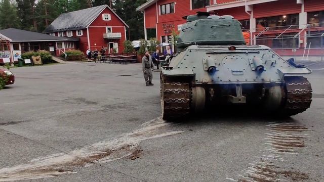 T-34/85 at Parola Armour Museum смотреть онлайн