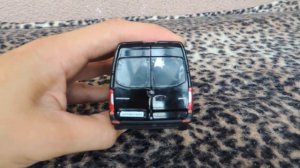 Рассматриваем машинку Мерседес фургон для Детей видео