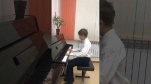 Я. Сен-Люк «Бурре» G - dur, И. Иордан «Охота за бабочкой» G - dur.