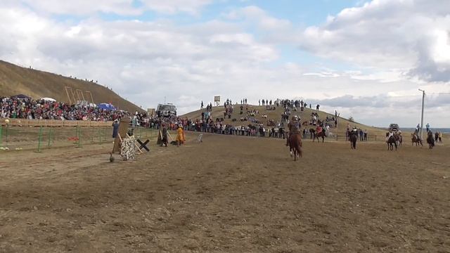 Упражнения с мечом на коне 2017