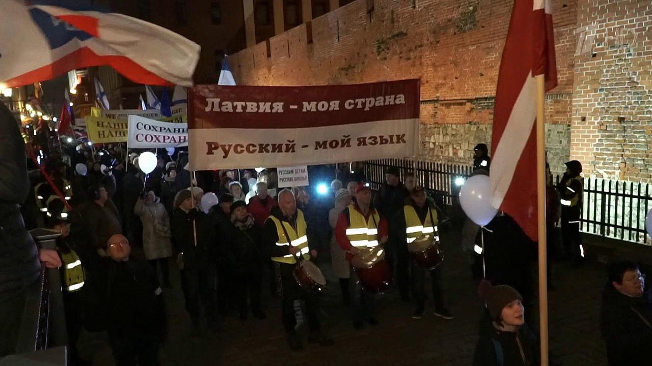 Русскоязычные жители Латвии вышли на улицы Риги отстаивать право своих детей учиться на родном языке