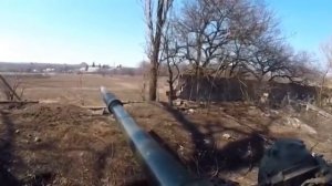 Танк ДНР уничтожает снайпера ВСУ, засевшего в частном доме.