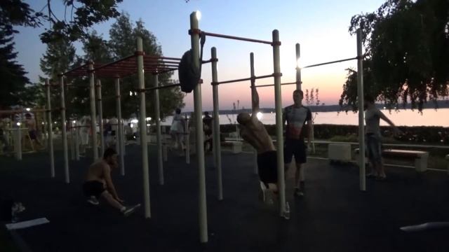 Треним подтягивания на одной руке смотреть онлайн