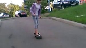 Девочка упала со скейта