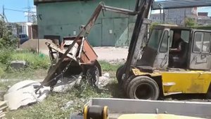 Старый погрузчик застрял