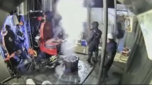 Бурильщик поднял клинья😳 улетела труба в скважину.