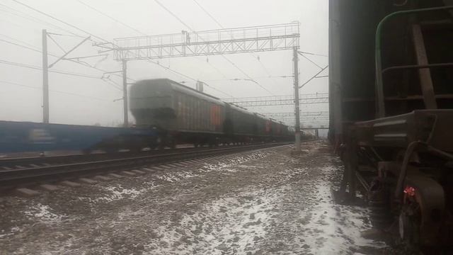 "20 ВАГОНОВ И СИНАРА ГОНЩИК" 2ЭС6 706 СИНАРА С ГРУЗОВЫМ ПОЕЗДОМ ЧЕРЕЗ СТАРЫЙ ПЕРЕЕЗД смотреть онлайн