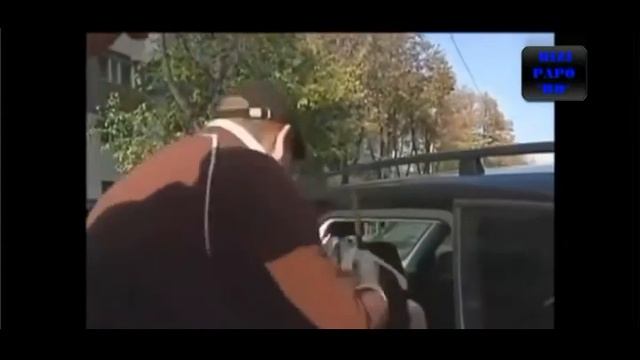 В Румынии грозный бык напал на регулировщика смотреть онлайн