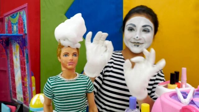 Веселое видео про Барби и Кена. Клоун круто меняет имидж! Прическа для Барби. Куклы в Салоне Красот смотреть онлайн