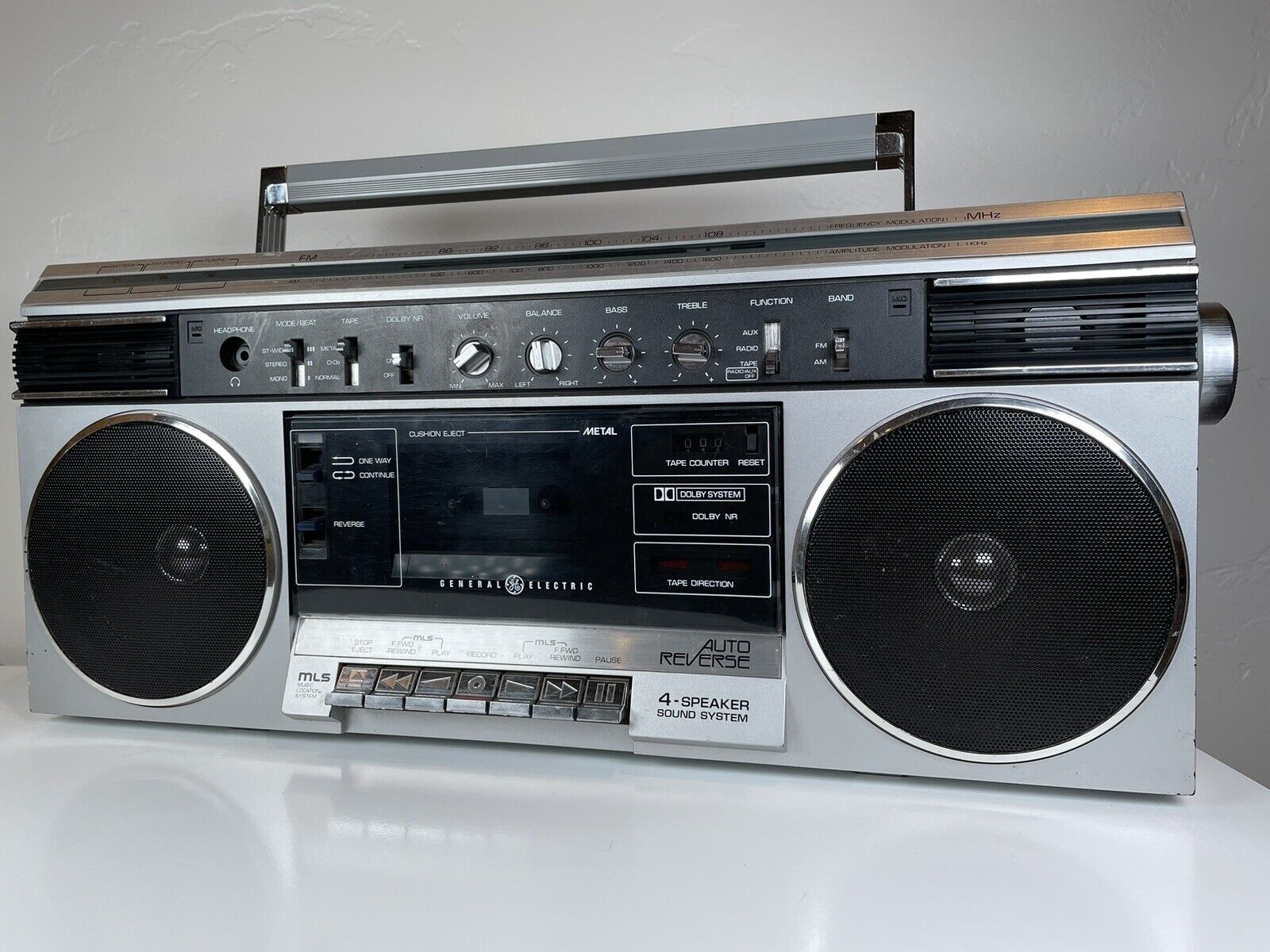 Винтажный кассетный радиоприемник General Electric GE 3-5260A Stereo Boombox Ghettoblaster-ЯПОНИЯ