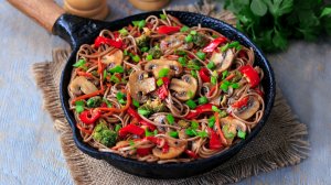 🍲 Гречневая лапша с овощами — рецепт сытного постного блюда на каждый день