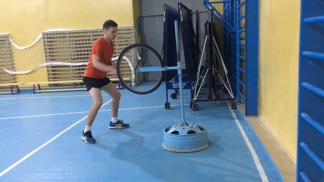 Топ спин справа на тренажере. Колесо