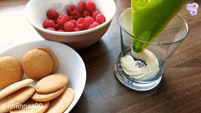 Nachtisch mit Himbeeren in Gläsern / Десерт с малиной в стаканe смотреть онлайн