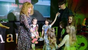 ЛИЗА ГАЛКИНА ТАНЦУЕТ НА ПРАЗДНИКЕ ВЕСНЫ И МНОГО НОВЫХ ФОТО(Весну разрешаю-Алла Пугачева)
