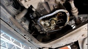 Течь поддона двигателя на Nissan JUKE 1,6 Ниссан Жук 2011 года