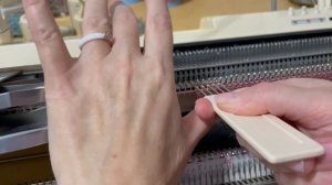 Детское платье с рюшами на однофонтурной вязальной машине