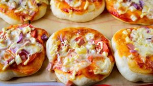 Мини пицца с колбасой