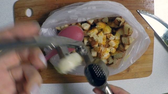 Салат с курицей, пекинской капустой, шампиньонами и сухариками