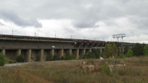 Грузовой поезд следует по плотине Братской ГЭС. ВС ж.д.