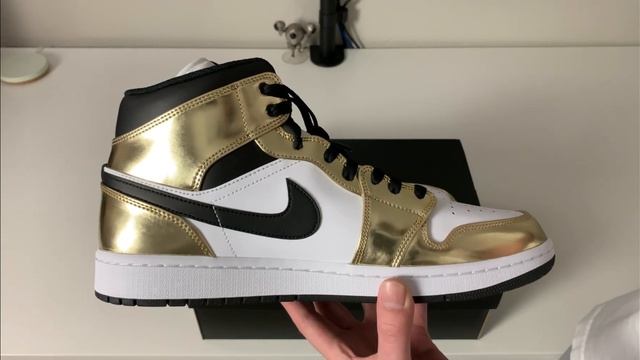 Air Jordan 1 Mid SE Metallic Gold Review! смотреть онлайн