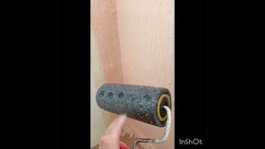 Нанесение фактурный шпатлёвки Лакра самодельным валиком