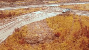 Subaru участвует в очень грязном ралли