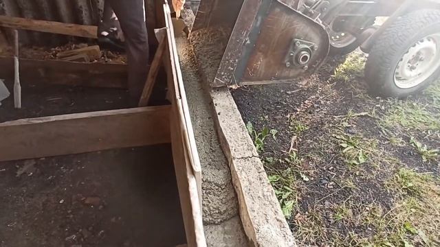 Мини погрузчик с самодельной бетономешалкой в деле - заливаем фундамент в углярке смотреть онлайн