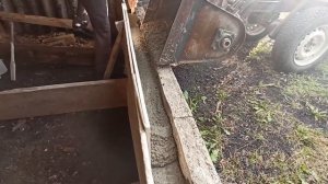 Мини погрузчик с самодельной бетономешалкой в деле - заливаем фундамент в углярке