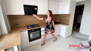 Белая кухня с деревянной столешницей и фартуком