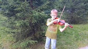 Маленький скрипач на улице