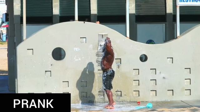 Розыгрыш . Пранк . Prank . Душ на пляже смотреть онлайн