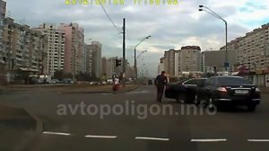 ВИДЕО ДТП в Киеве: водитель Honda Accord подставился под Nissan