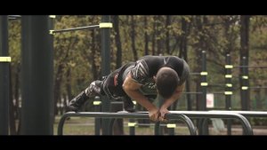 Школа воркаута с Григорием Скурихиным - упражнения на брусьях, сложный уровень.