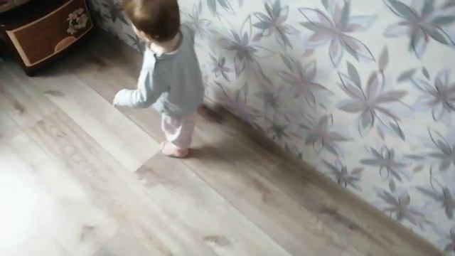 Первые шаги ребёнка в 9 месяцев.Маленькая София.
