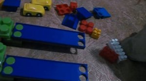 Что можно построить из детского конструктора.  замок. трасса для машинок.