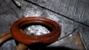 Отличия между качественным и не очень передним сальником коленчатого вала ваз 2107.