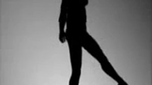 В какую сторону крутится девушка