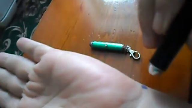 Лазерная рефлексотерапия дома на диване.