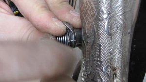 согнуть заново ПРУЖИНКУ компенсирующую из остатков витков внутри прижимного механизма