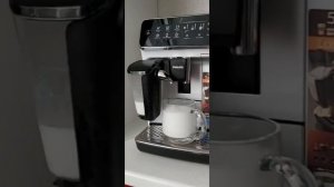 Автоматическая кофемашина Philips Series 3200 LatteGo EP3243